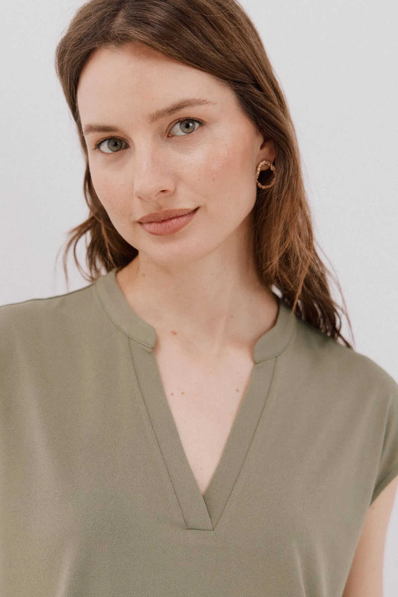 Camiseta básica cuello mao desmentido