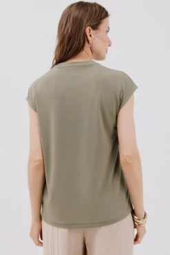 Camiseta básica cuello mao desmentido