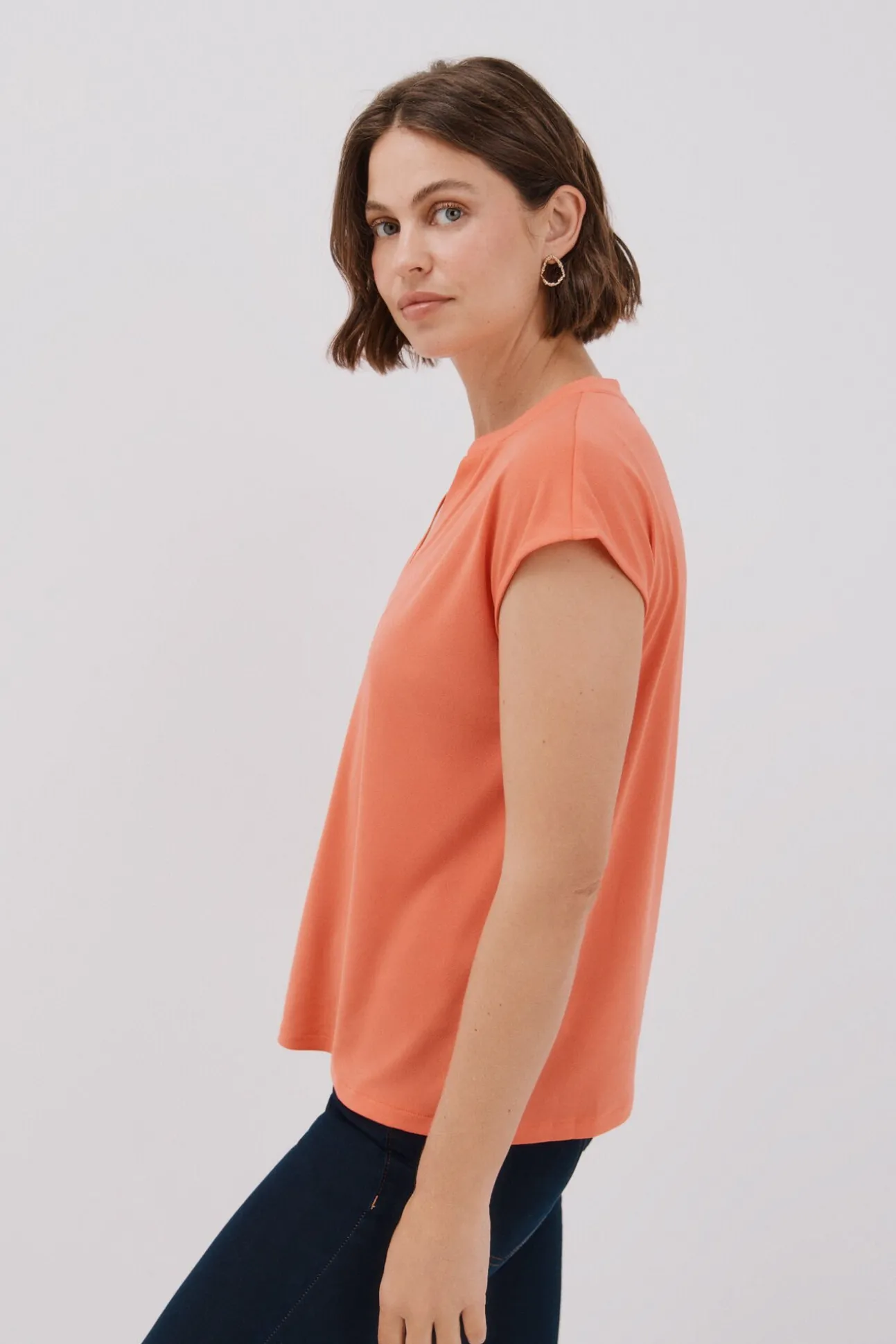 Camiseta básica cuello mao desmentido