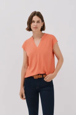 Camiseta básica cuello mao desmentido