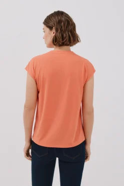 Camiseta básica cuello mao desmentido