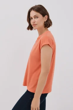 Camiseta básica cuello mao desmentido