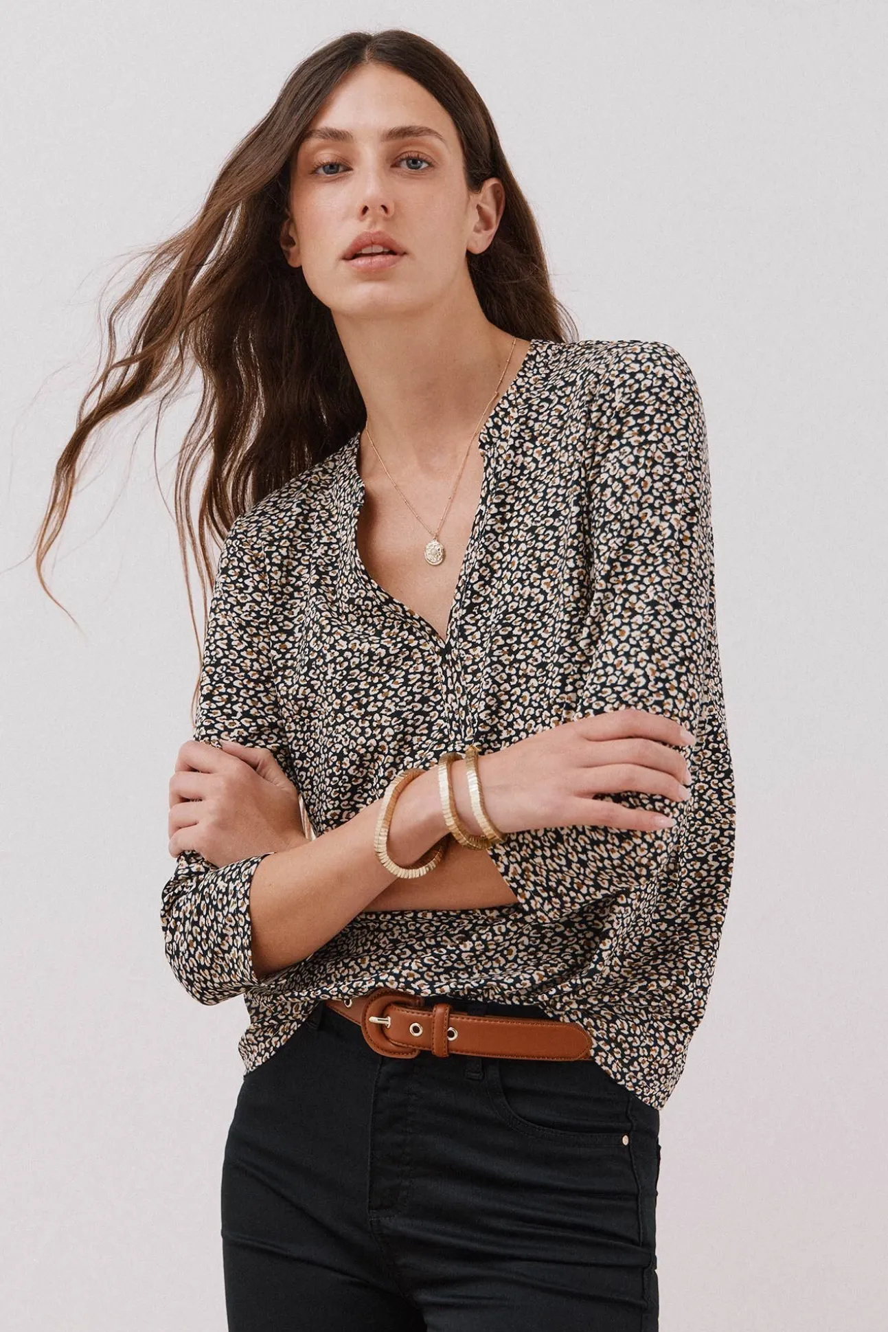 Camiseta básica escote mão