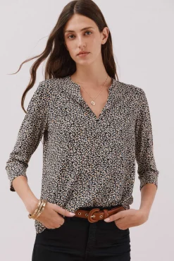 Camiseta básica escote mão