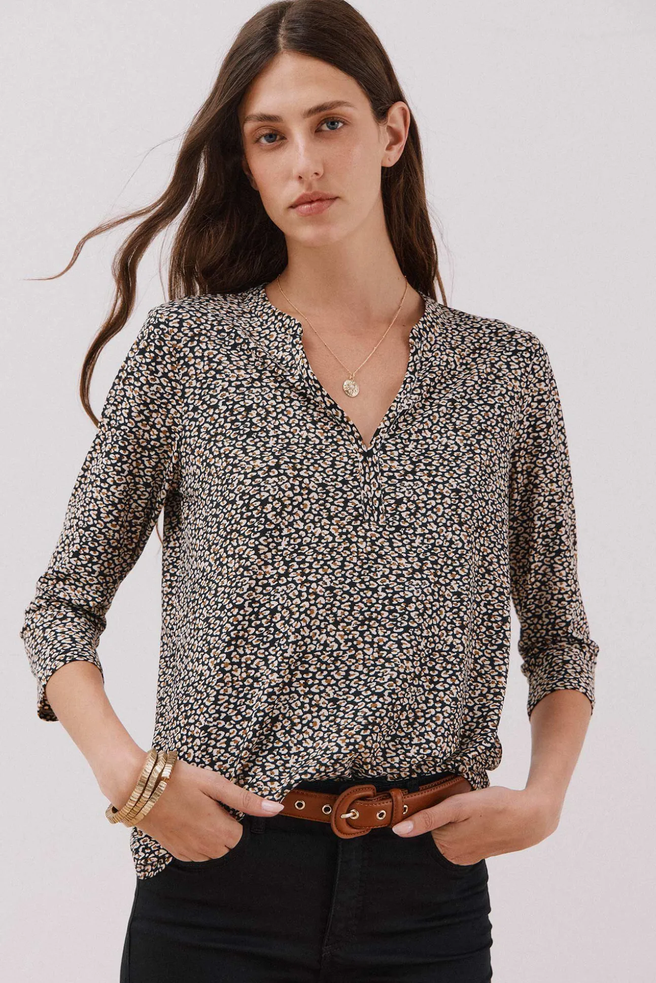 Camiseta básica escote mão