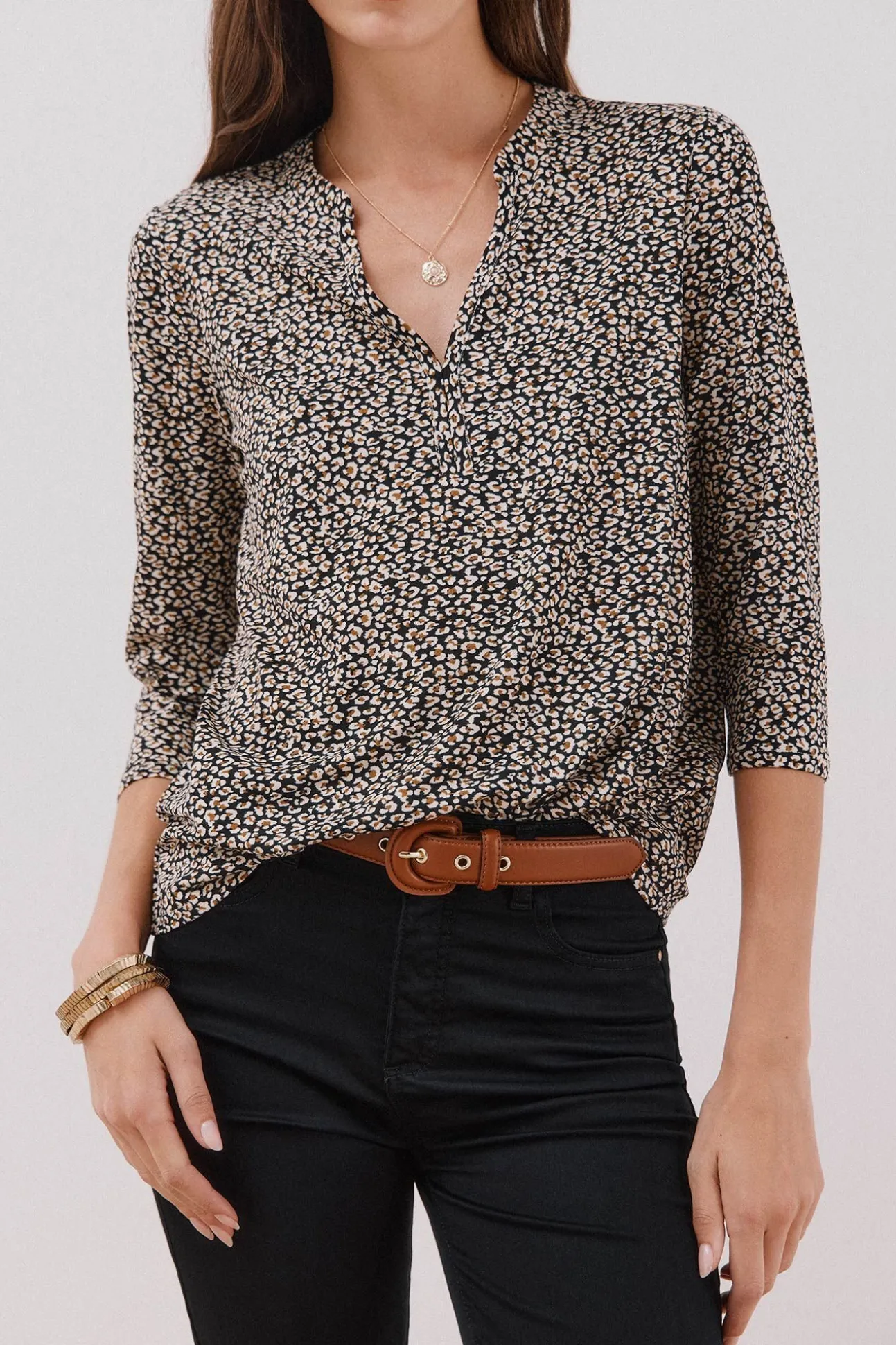 Camiseta básica escote mão