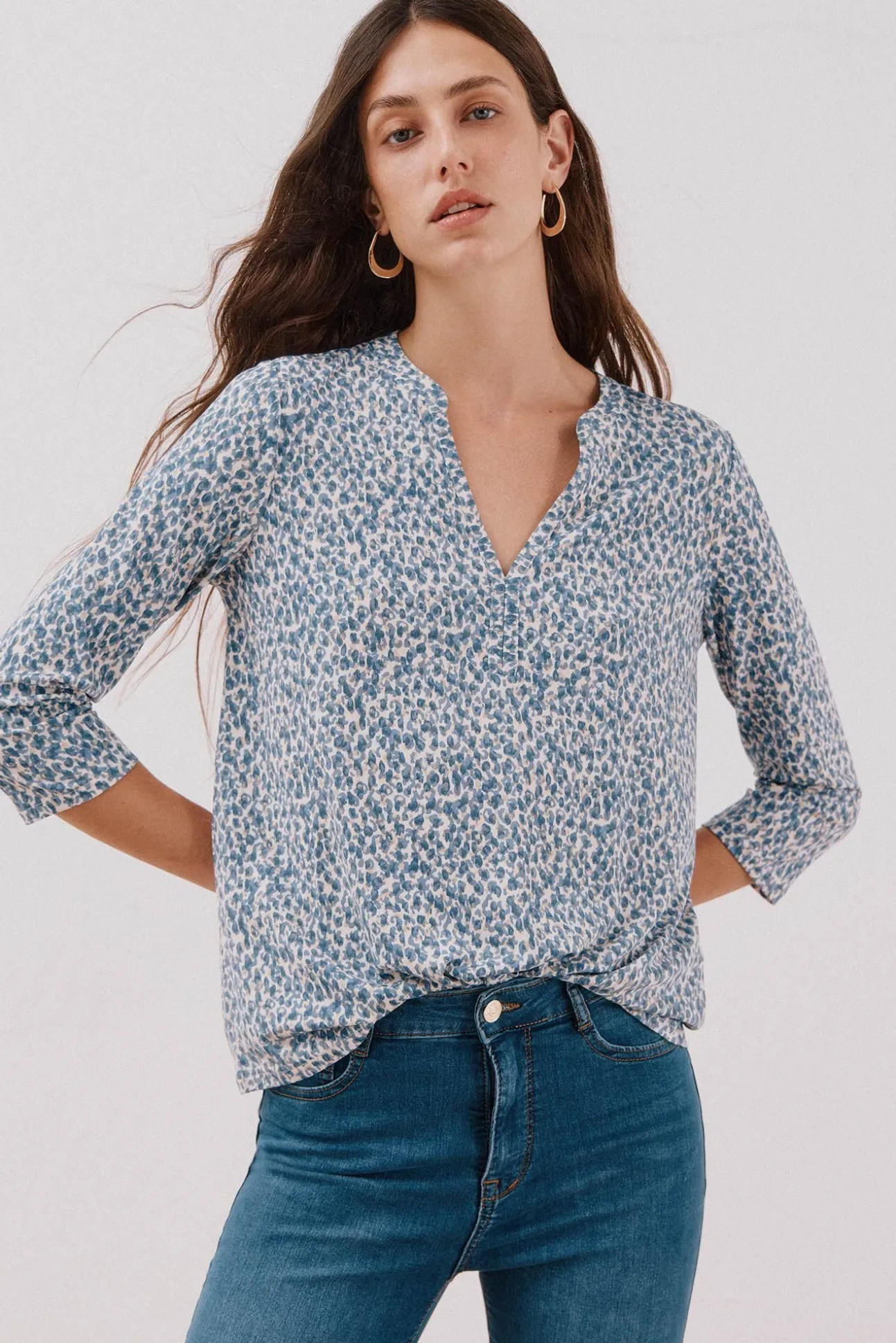 Camiseta básica escote mão