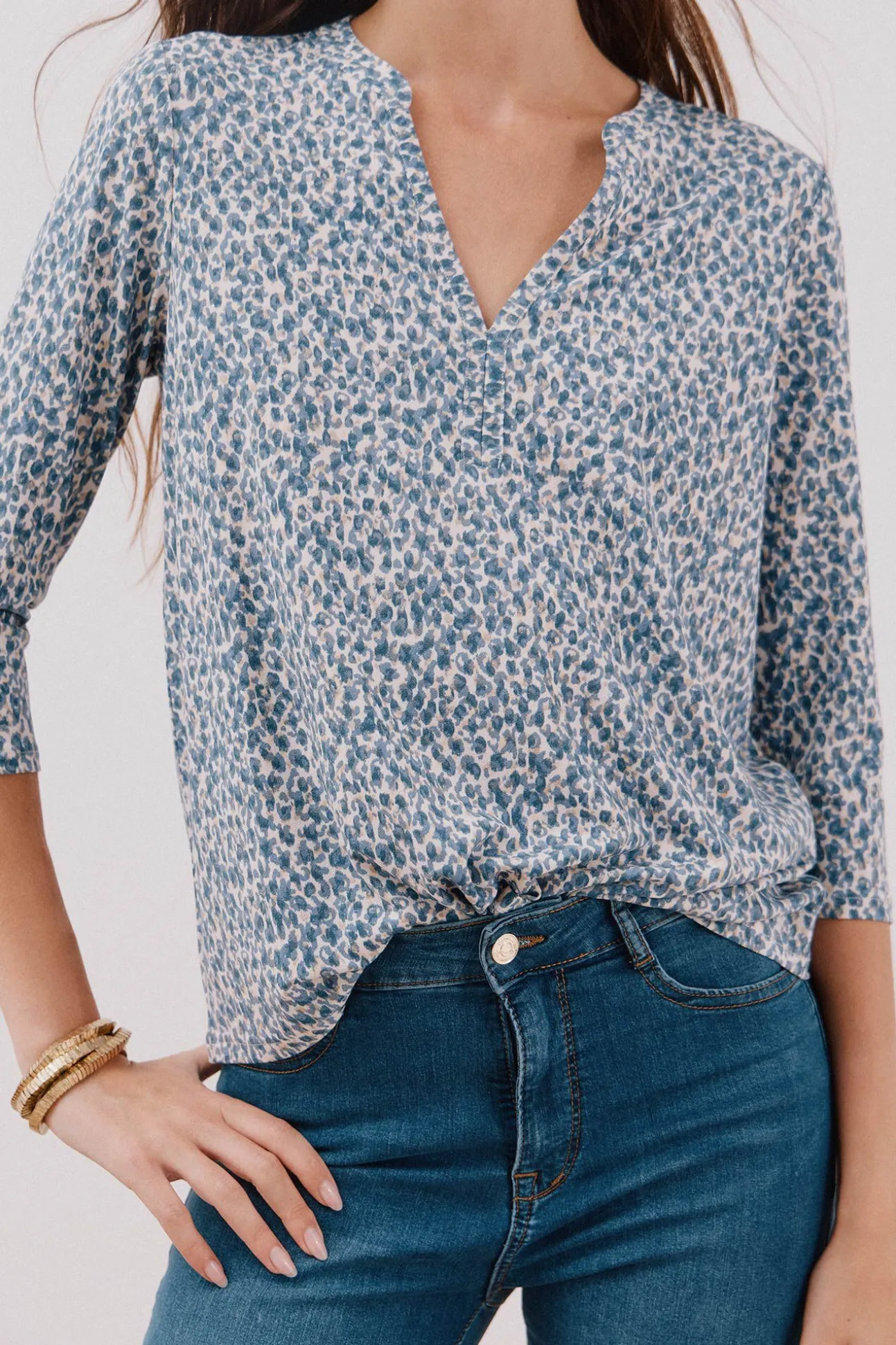 Camiseta básica escote mão