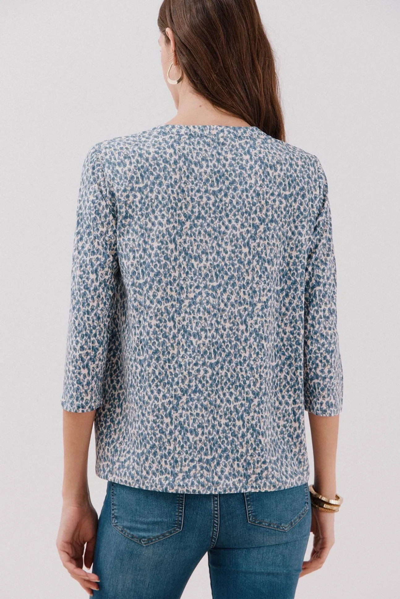 Camiseta básica escote mão