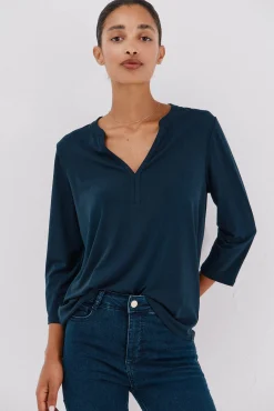 Camiseta básica escote mão