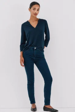 Camiseta básica escote mão