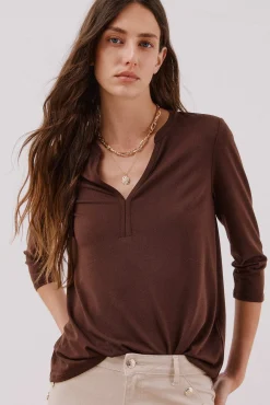 Camiseta básica escote mão