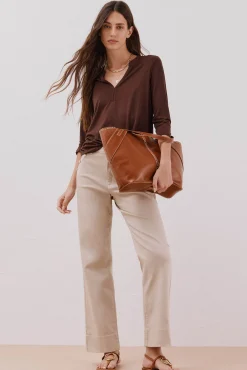 Camiseta básica escote mão