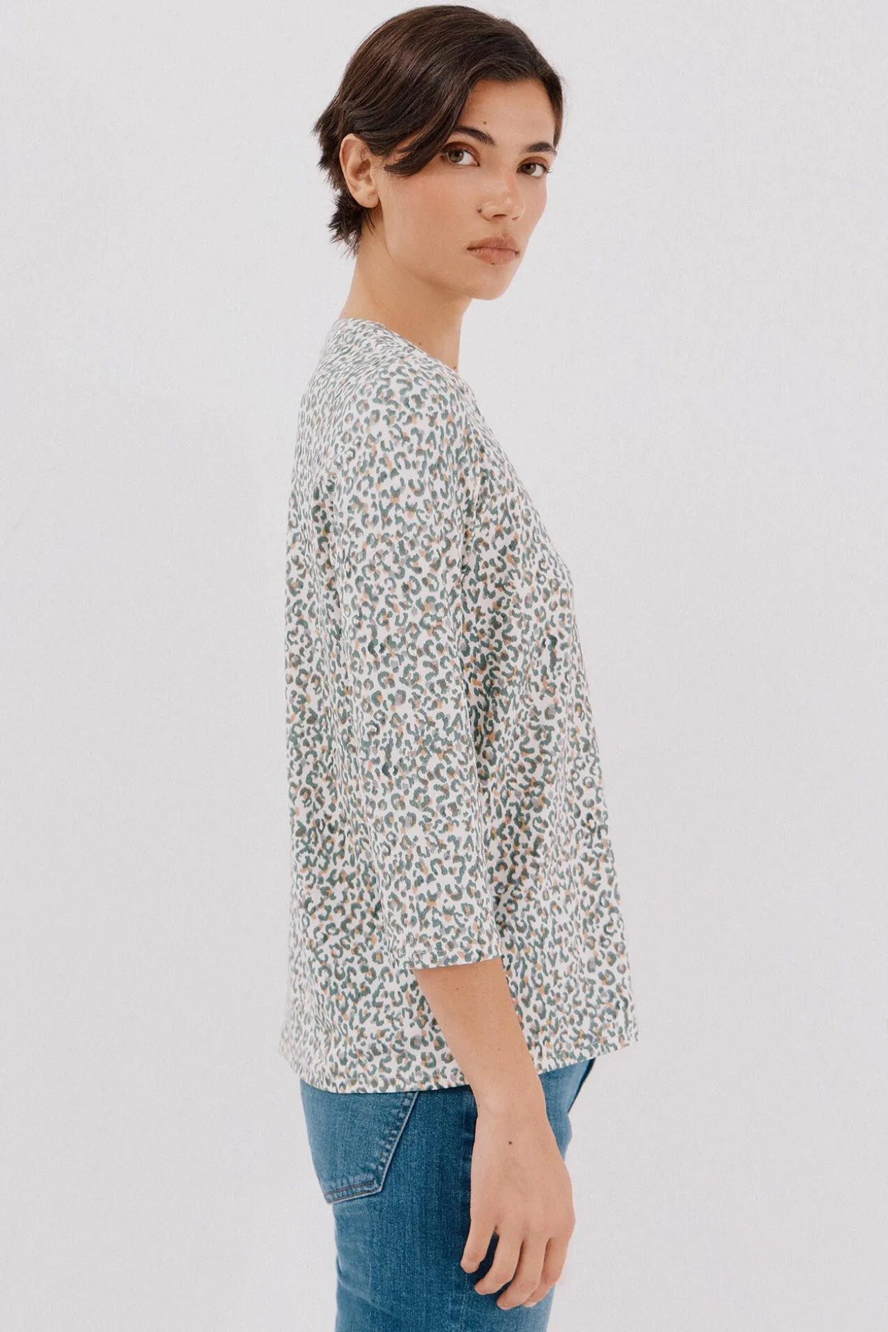 Camiseta básica escote mão