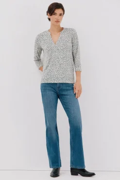 Camiseta básica escote mão