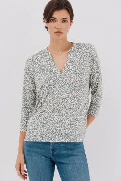 Camiseta básica escote mão