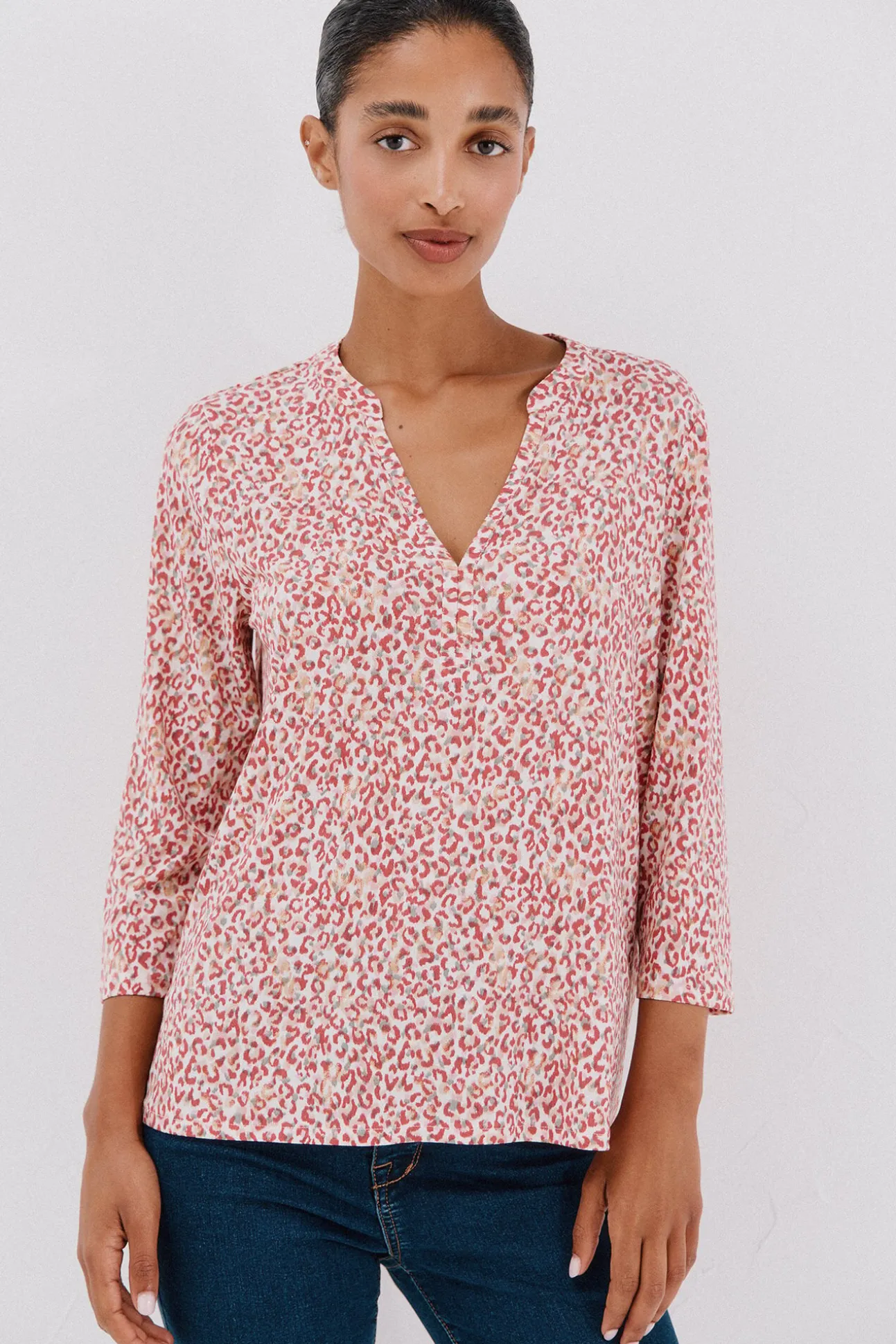 Camiseta básica escote mão