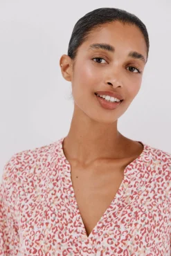 Camiseta básica escote mão