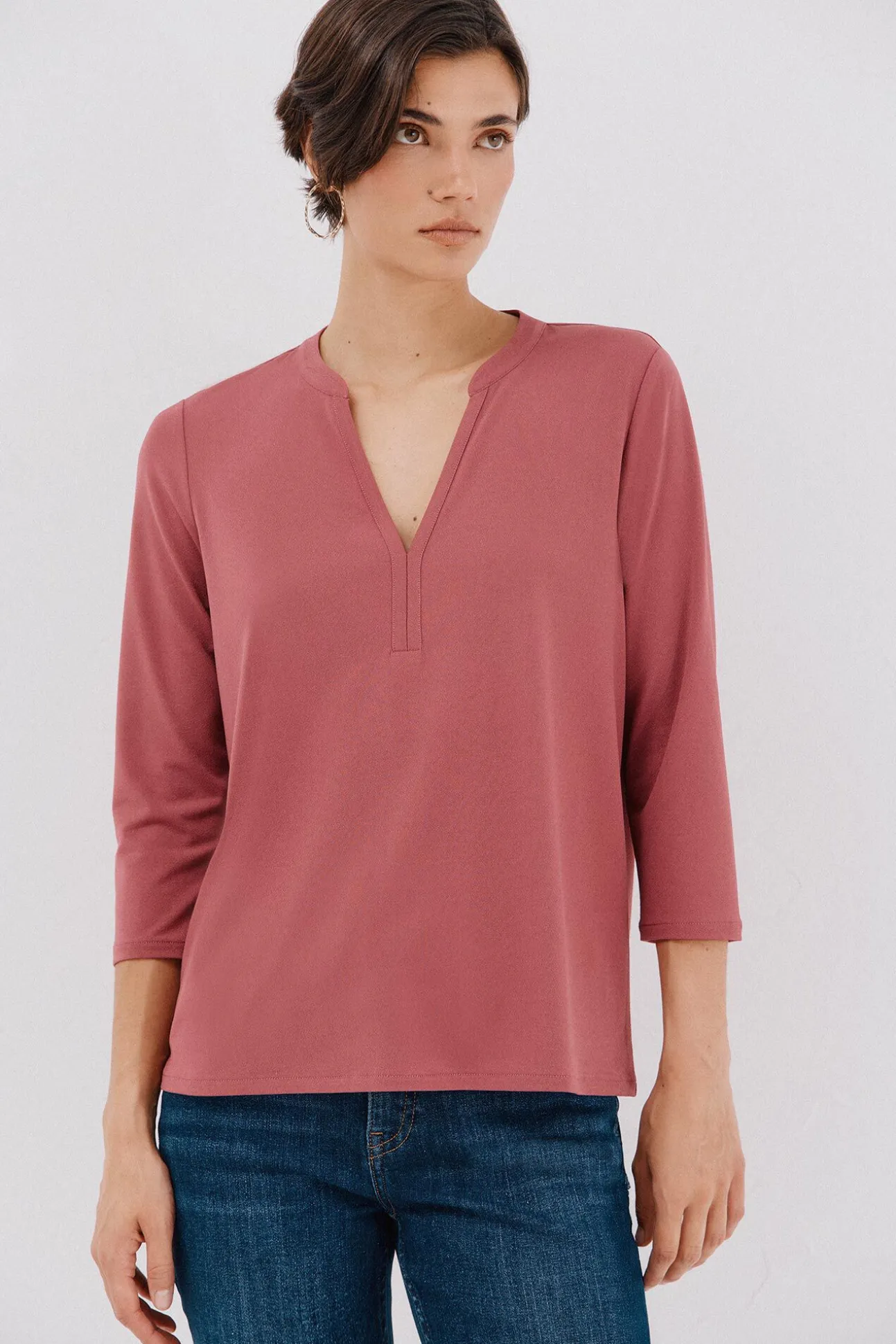 Camiseta básica escote mão