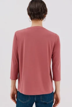 Camiseta básica escote mão