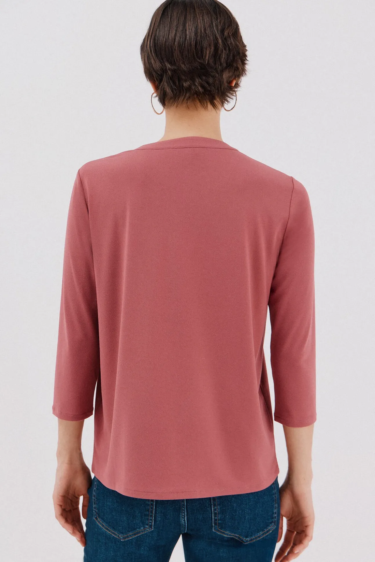 Camiseta básica escote mão