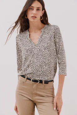 Camiseta básica escote mão