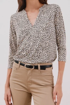 Camiseta básica escote mão