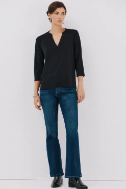 Camiseta básica escote mão