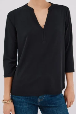 Camiseta básica escote mão