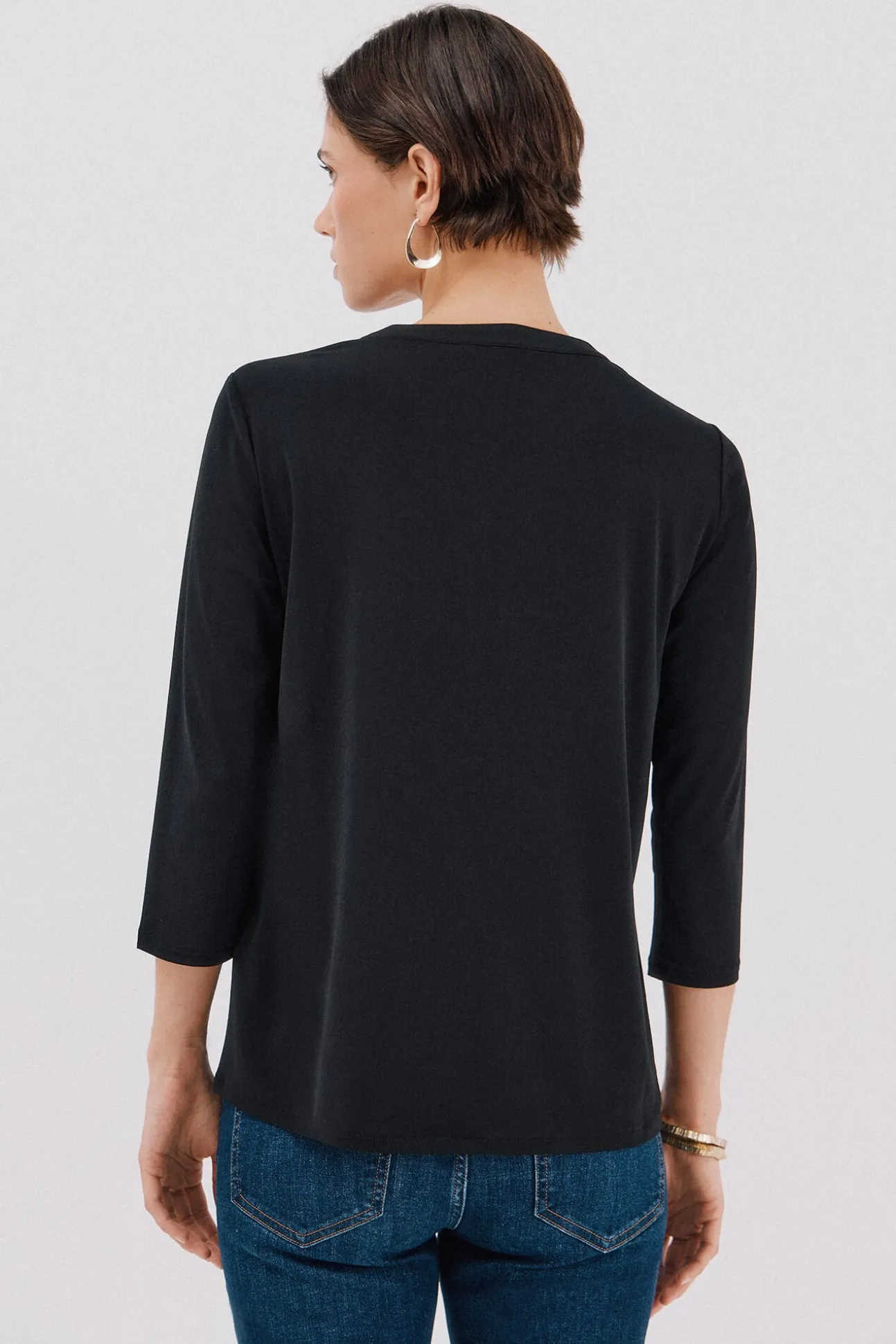 Camiseta básica escote mão