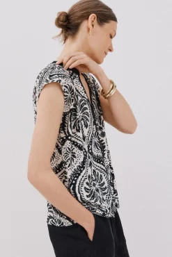 Camiseta básica sin magnas cuello mao