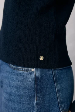 Camiseta cuello alto arrugada