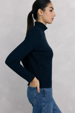 Camiseta cuello alto arrugada