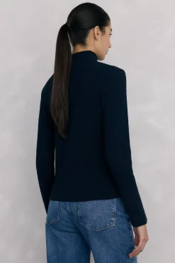 Camiseta cuello alto arrugada