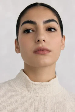 Camiseta cuello alto arrugada