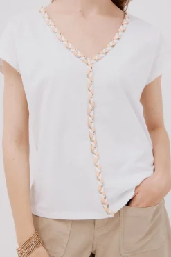 Camiseta cuello pico trenza