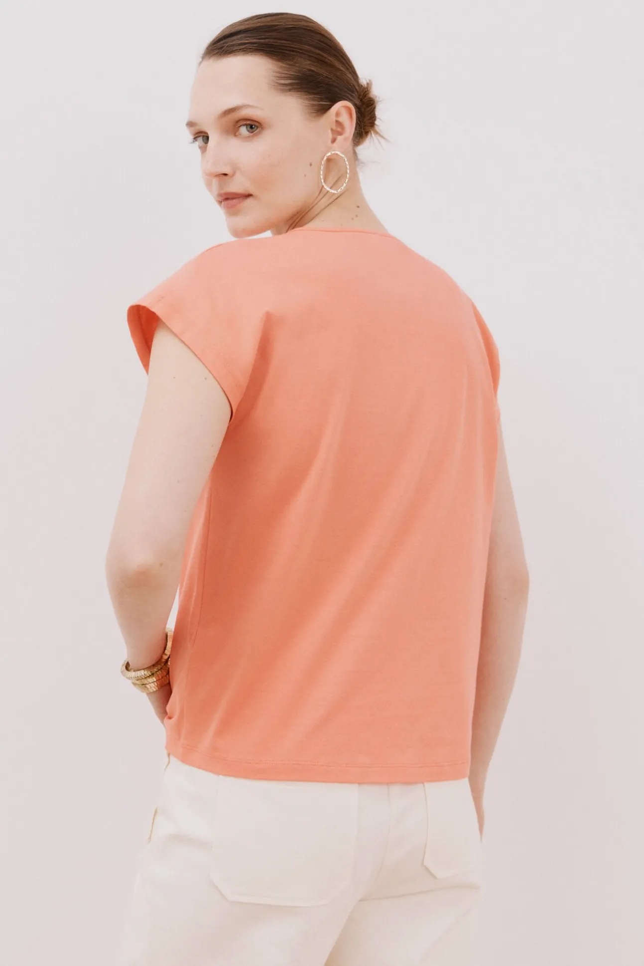 Camiseta cuello pico trenza