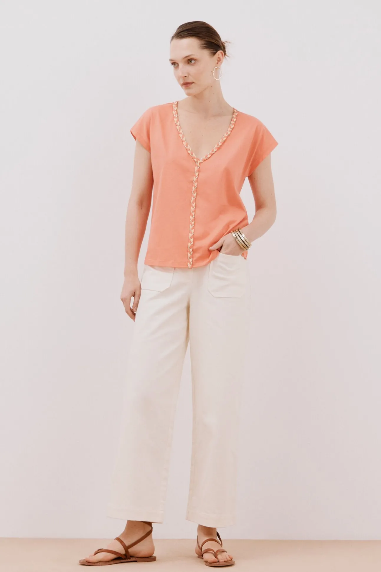 Camiseta cuello pico trenza