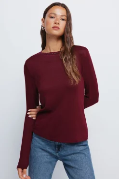 Camiseta cuello tachas