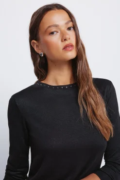 Camiseta cuello tachas