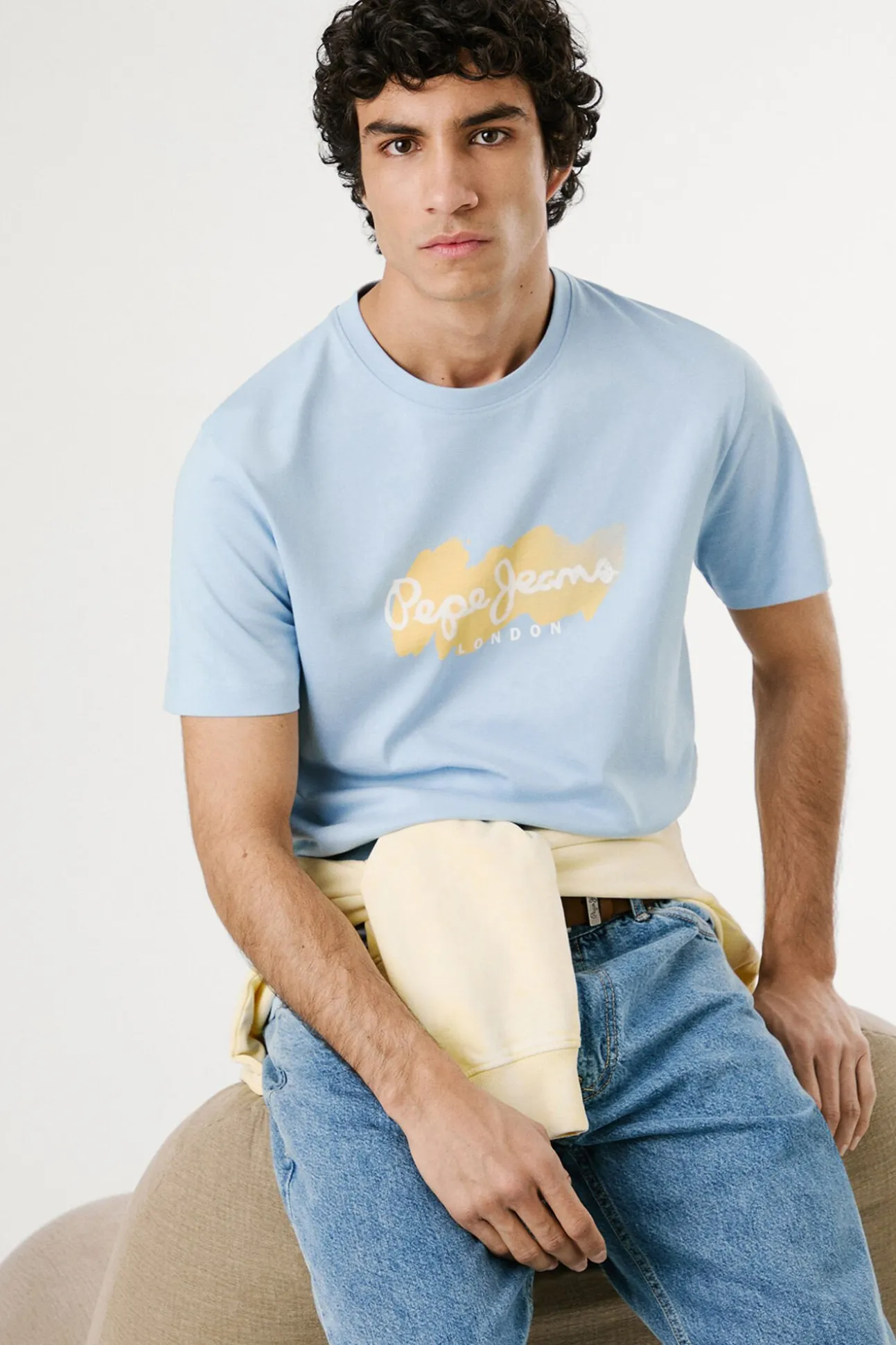 Camiseta de manga corta con logo y estampado frontal.