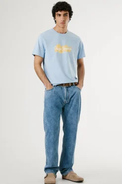 Camiseta de manga corta con logo y estampado frontal.