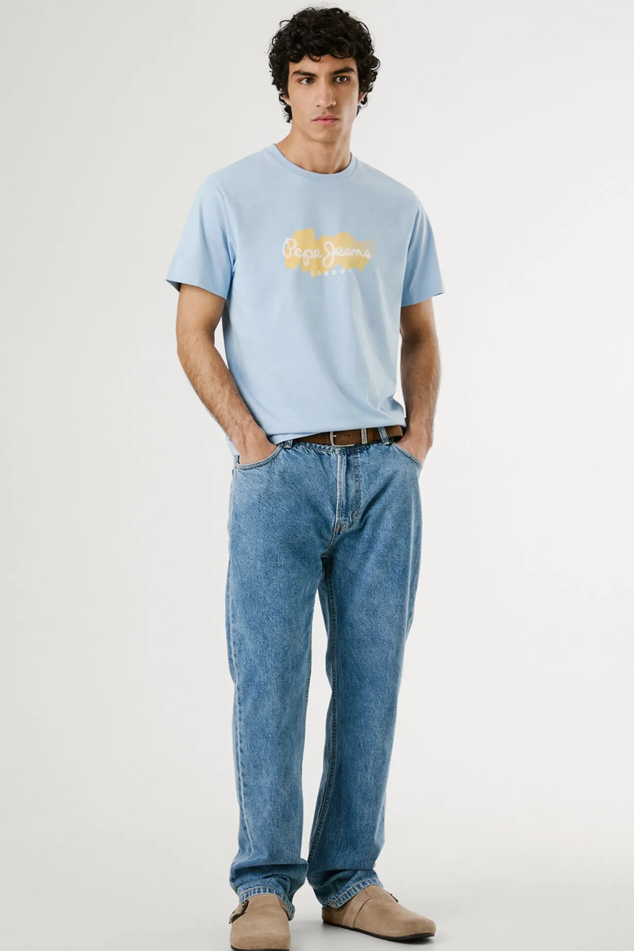 Camiseta de manga corta con logo y estampado frontal.