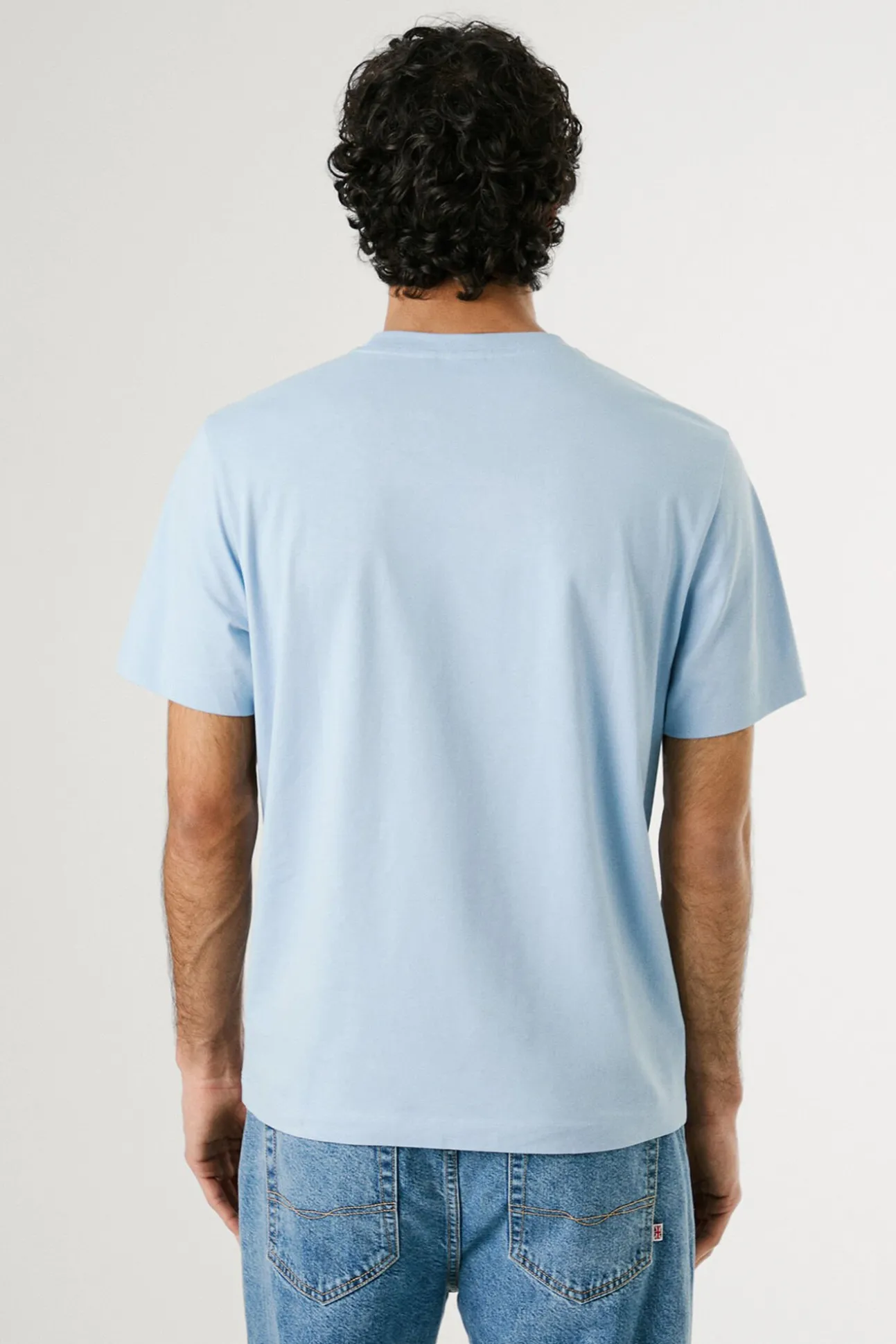 Camiseta de manga corta con logo y estampado frontal.