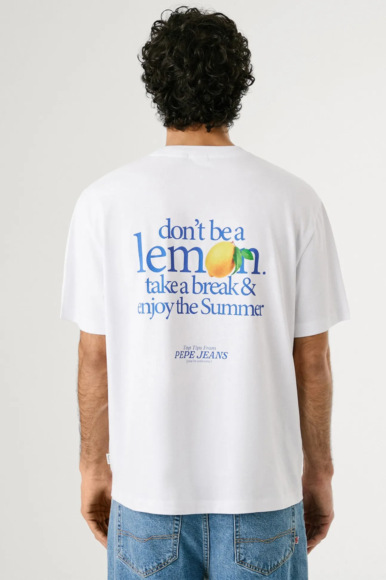 Camiseta de manga corta con logo y fantasia trasera.