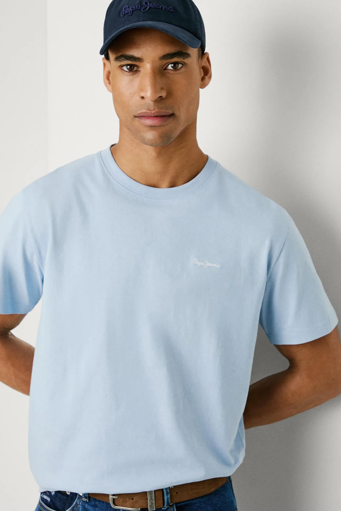 Camiseta de manga corta con logo bordado.