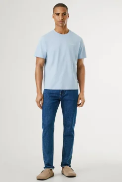 Camiseta de manga corta con logo bordado.