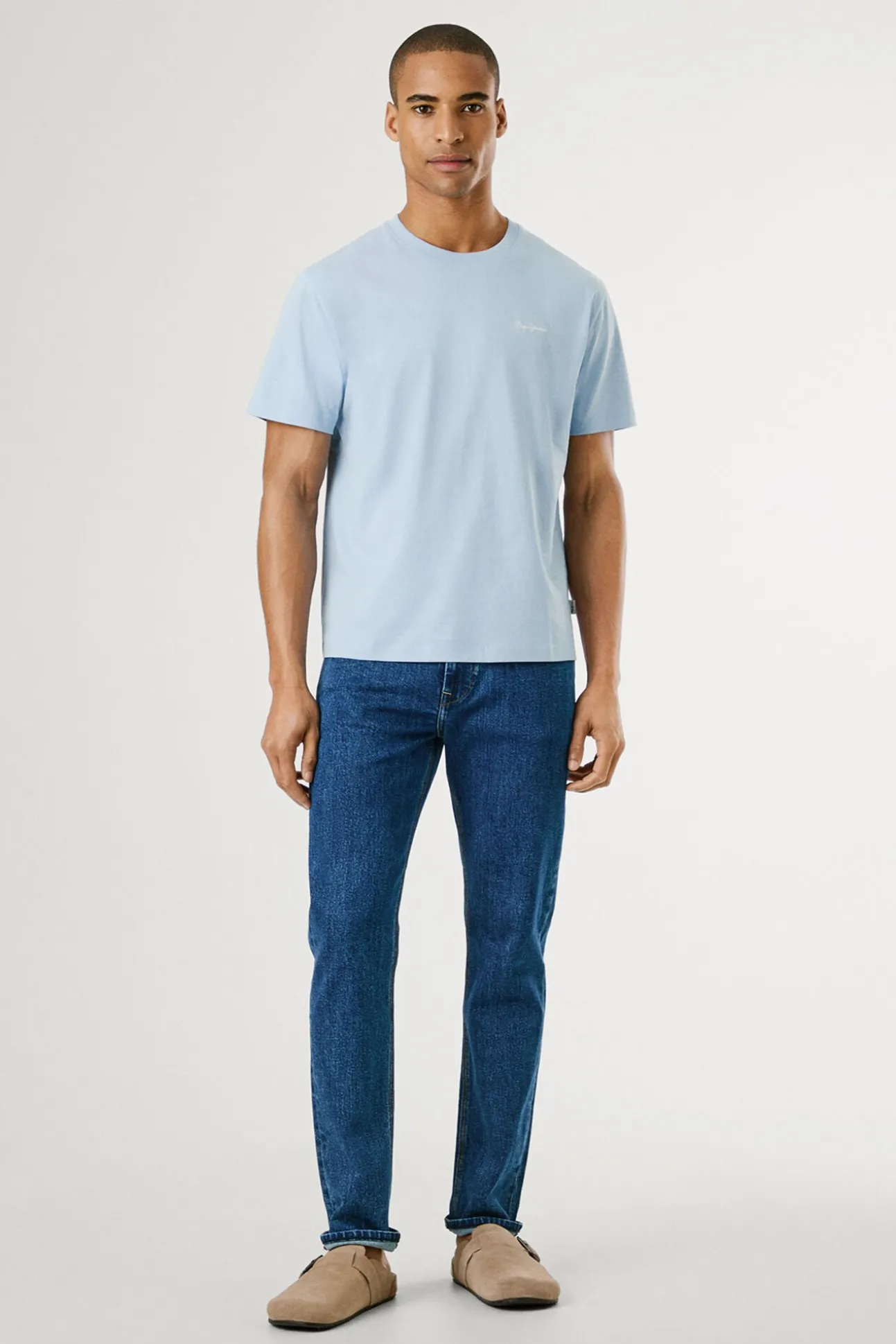 Camiseta de manga corta con logo bordado.