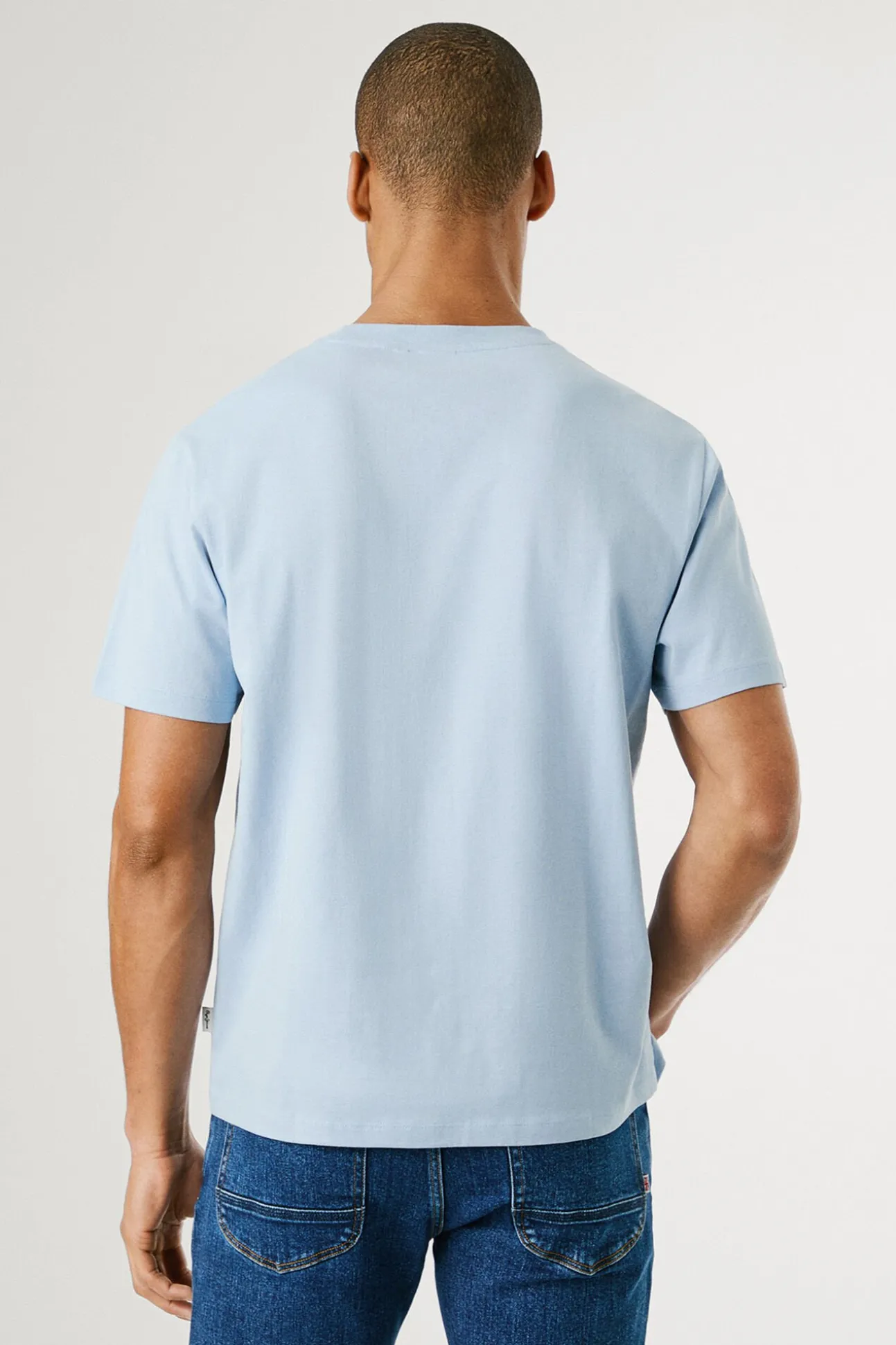 Camiseta de manga corta con logo bordado.