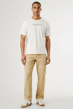 Camiseta de manga corta con logo frontal.